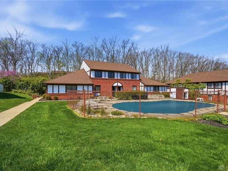 1823 Sheltering Tree Drive, West Carrollton, OH 45449 Photo 1