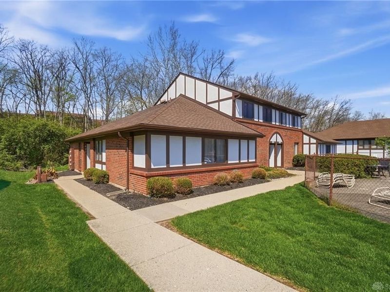 1823 Sheltering Tree Drive, West Carrollton, OH 45449 Photo 3