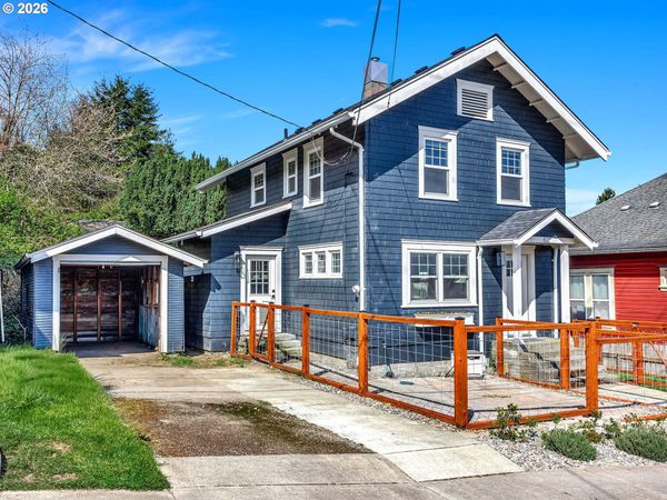 933 8TH ST, Astoria, OR 97103