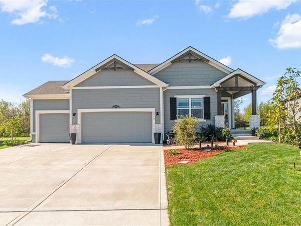 1713 NE Ravenwood Drive, Lee's Summit, MO 64086