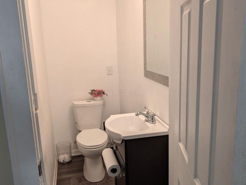 921 N Nelson Road, Columbus, OH 43219 Photo 6