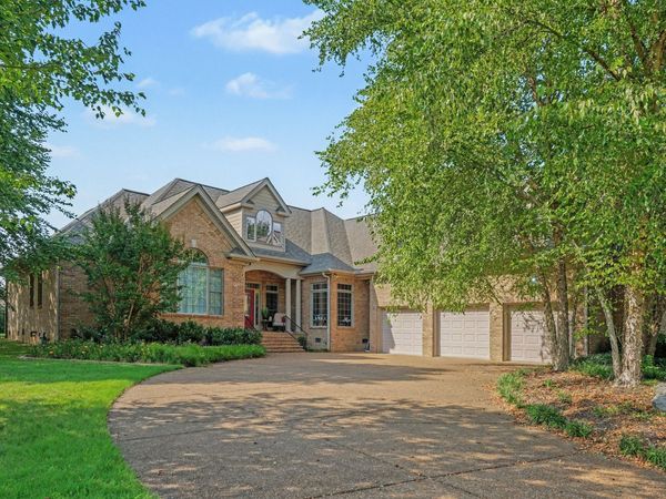 707 Farmington Dr, Lebanon, TN 37087