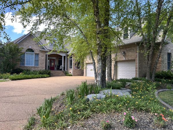 707 Farmington Dr, Lebanon, TN 37087