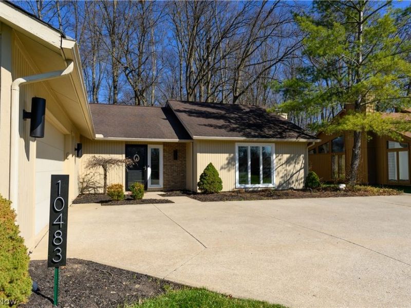 10483 Shale Brook Way, Strongsville, OH 44149 Photo 3