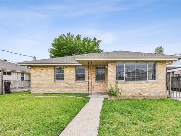 2338 CORINNE Drive, Chalmette, LA 70043