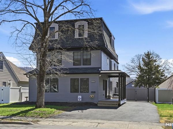 1074 Colfax Avenue, POMPTON LAKES, NJ 07442