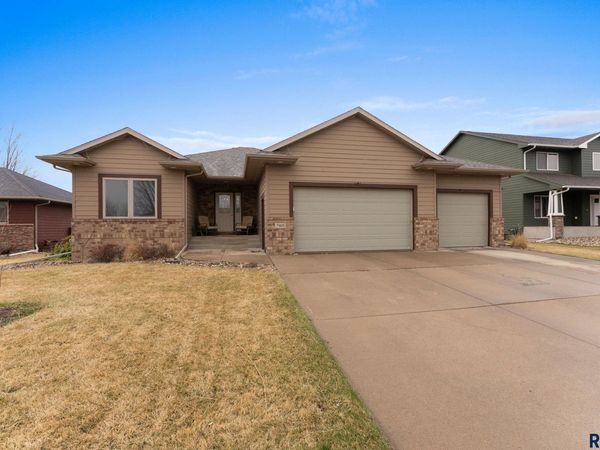 7905 W Chesapeake Ln, Sioux Falls, SD 57106