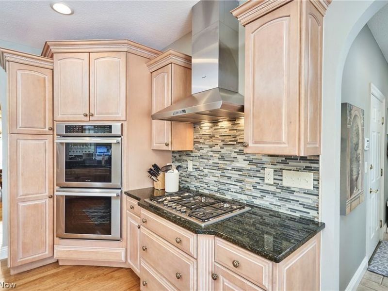 4705 Barnsleigh Drive, Bath, OH 44333 Photo 10