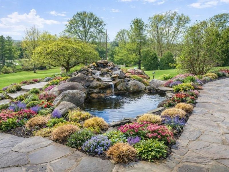 4705 Barnsleigh Drive, Bath, OH 44333 Photo 3