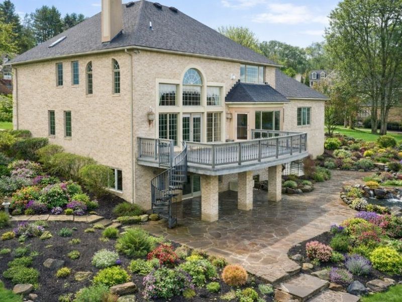 4705 Barnsleigh Drive, Bath, OH 44333 Photo 4