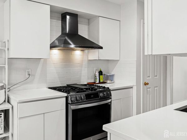 5 Hawthorn Drive, Edison, NJ 08820