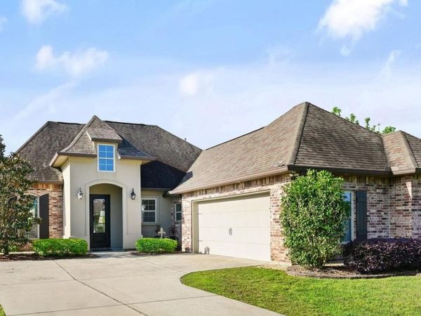 39071 Old Tree Dr, Prairieville, LA 70769