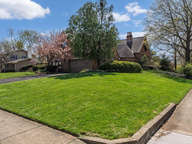 4360 Woodhall Road , Columbus, OH 43220 Photo 5