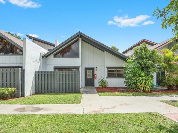 100 Sparrow Drive, Unit 14, Royal Palm Beach, FL 33411