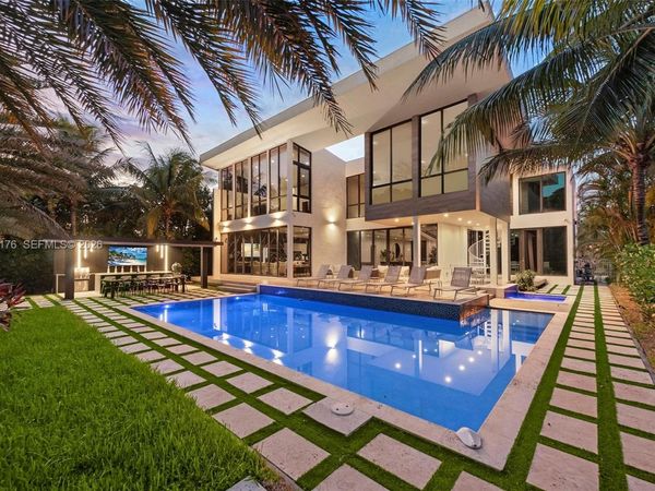 521 Holiday Dr , Hallandale Beach, FL 33009