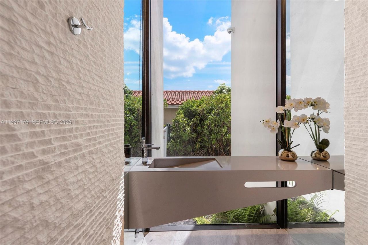 521 Holiday Dr, Hallandale Beach, FL 33009 Photo