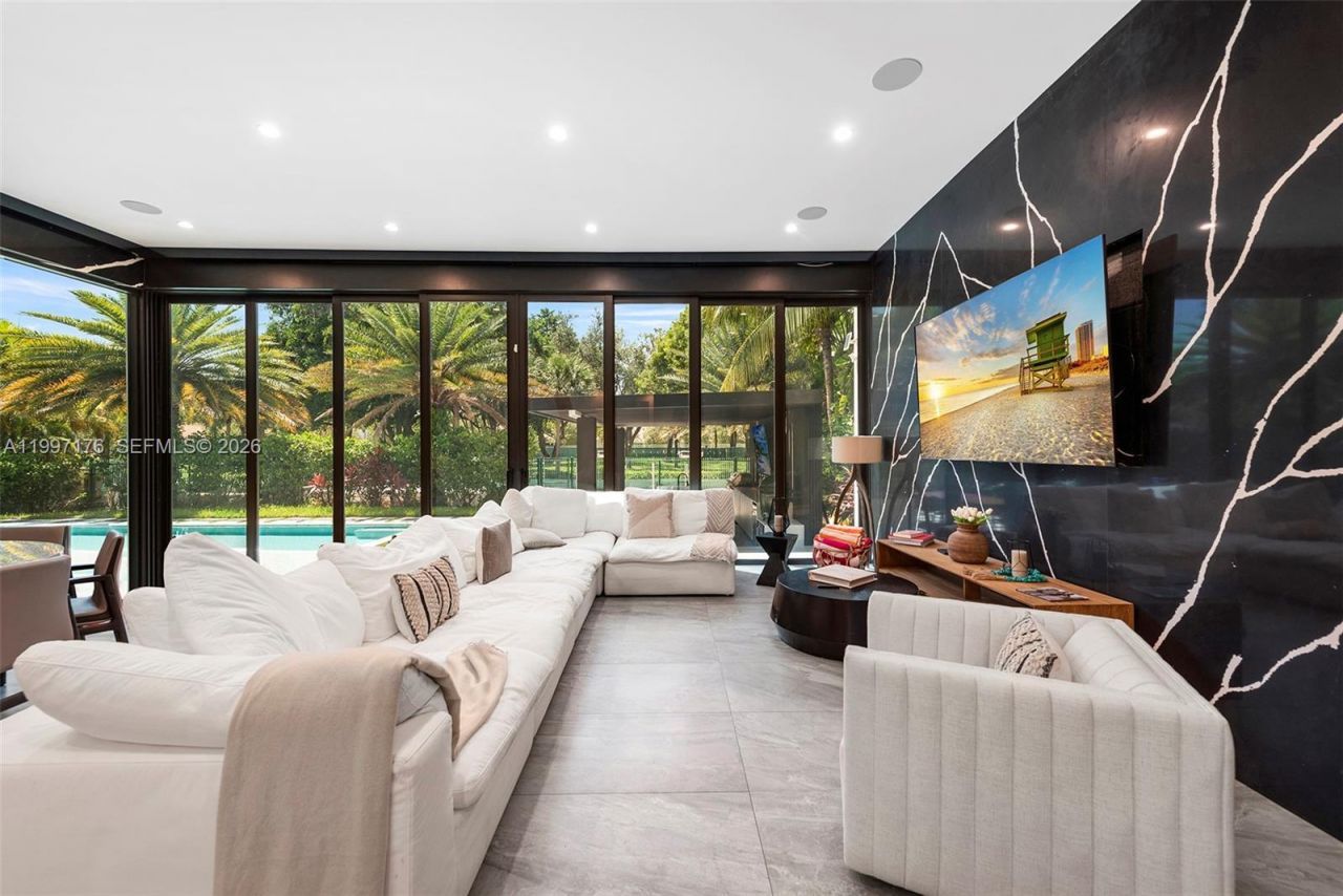 521 Holiday Dr, Hallandale Beach, FL 33009 Photo