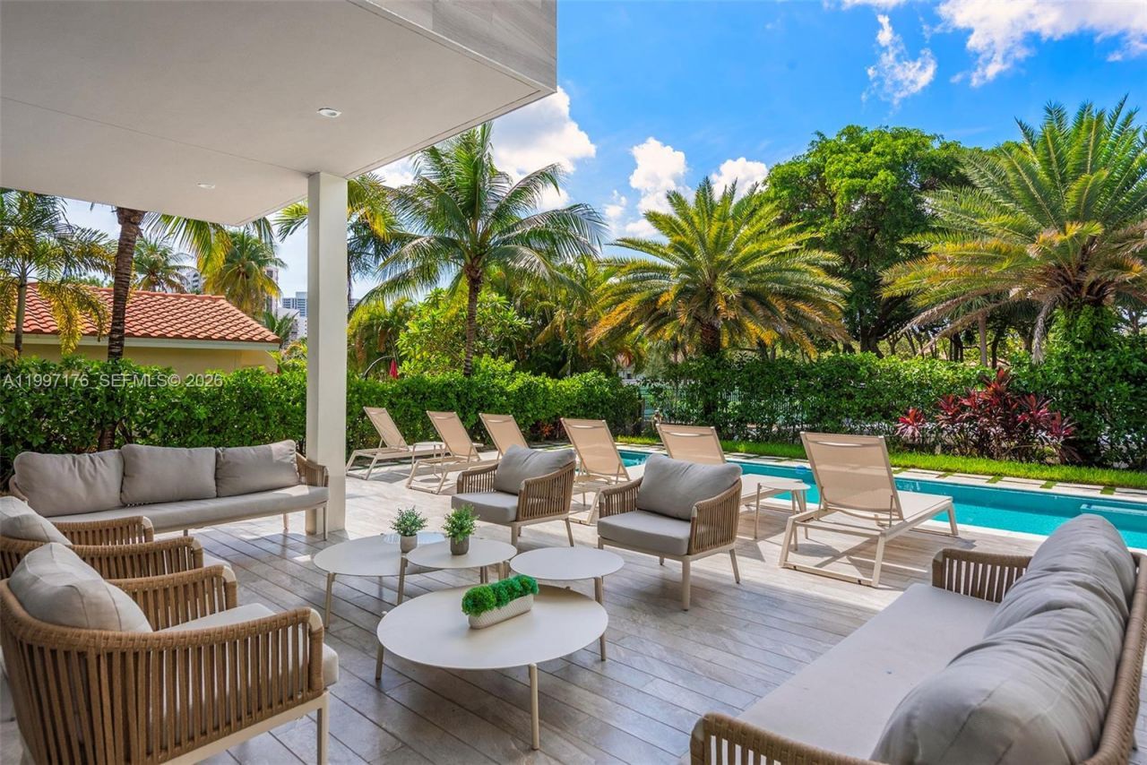 521 Holiday Dr, Hallandale Beach, FL 33009 Photo