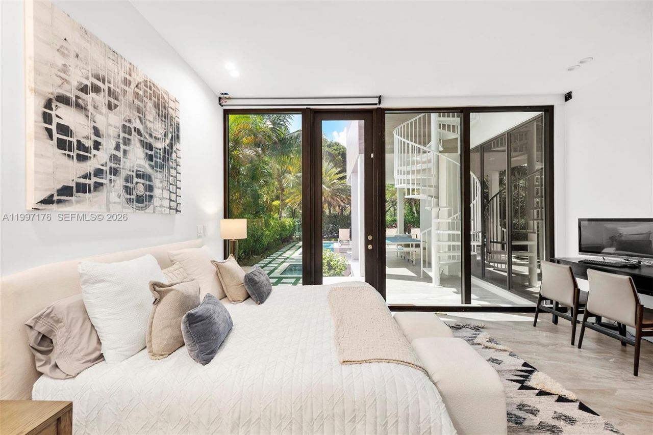 521 Holiday Dr, Hallandale Beach, FL 33009 Photo