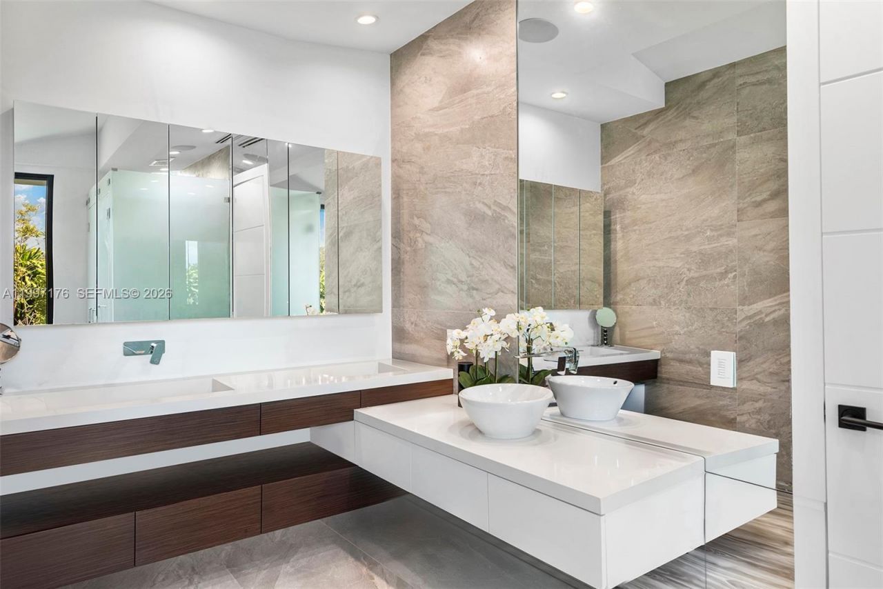 521 Holiday Dr, Hallandale Beach, FL 33009 Photo