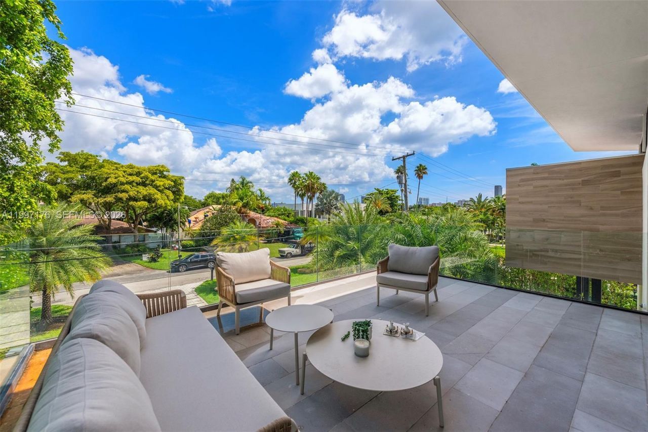 521 Holiday Dr, Hallandale Beach, FL 33009 Photo