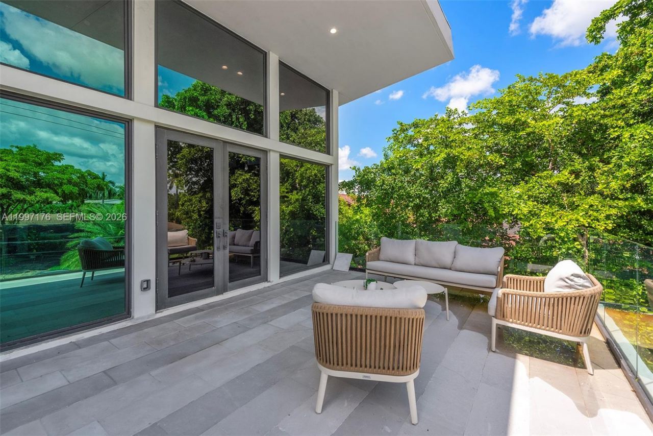 521 Holiday Dr, Hallandale Beach, FL 33009 Photo