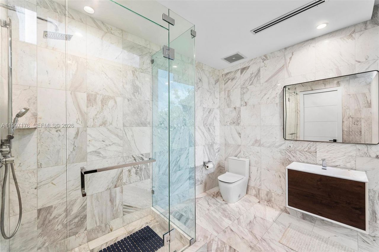 521 Holiday Dr, Hallandale Beach, FL 33009 Photo