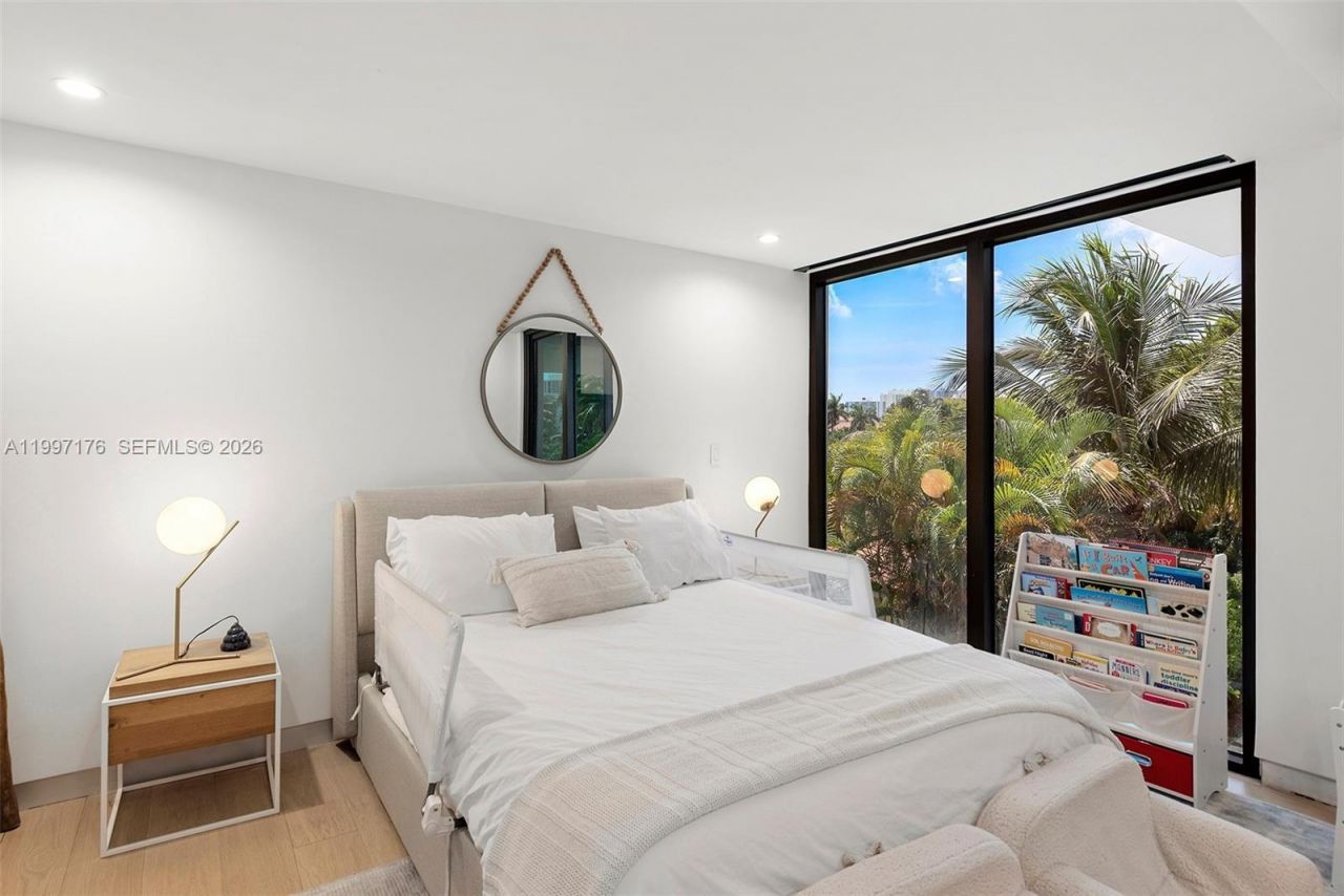 521 Holiday Dr, Hallandale Beach, FL 33009 Photo