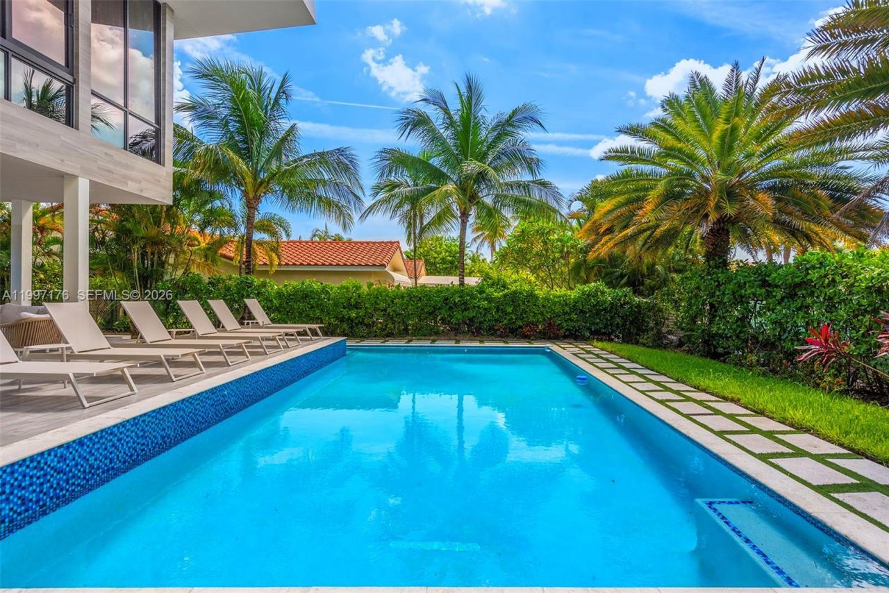 521 Holiday Dr, Hallandale Beach, FL 33009 Photo