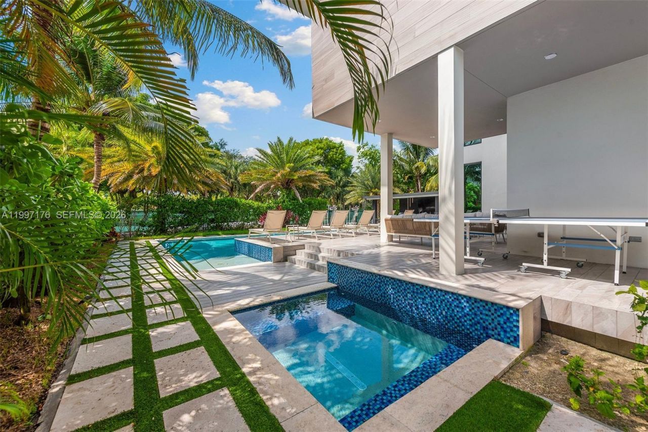 521 Holiday Dr, Hallandale Beach, FL 33009 Photo