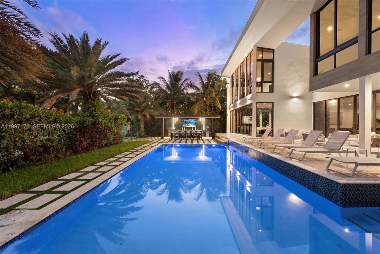 521 Holiday Dr, Hallandale Beach, FL 33009 Photo