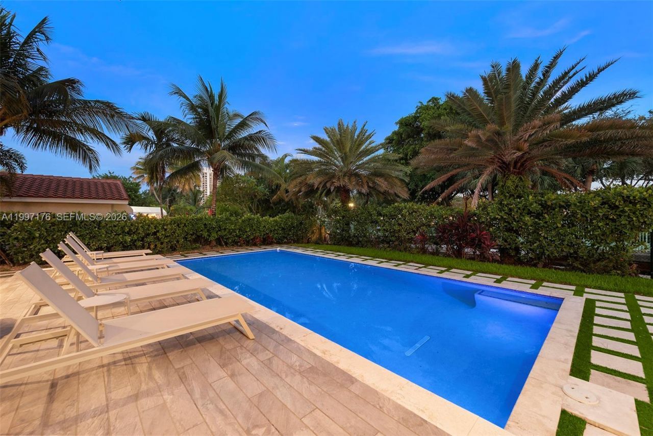 521 Holiday Dr, Hallandale Beach, FL 33009 Photo