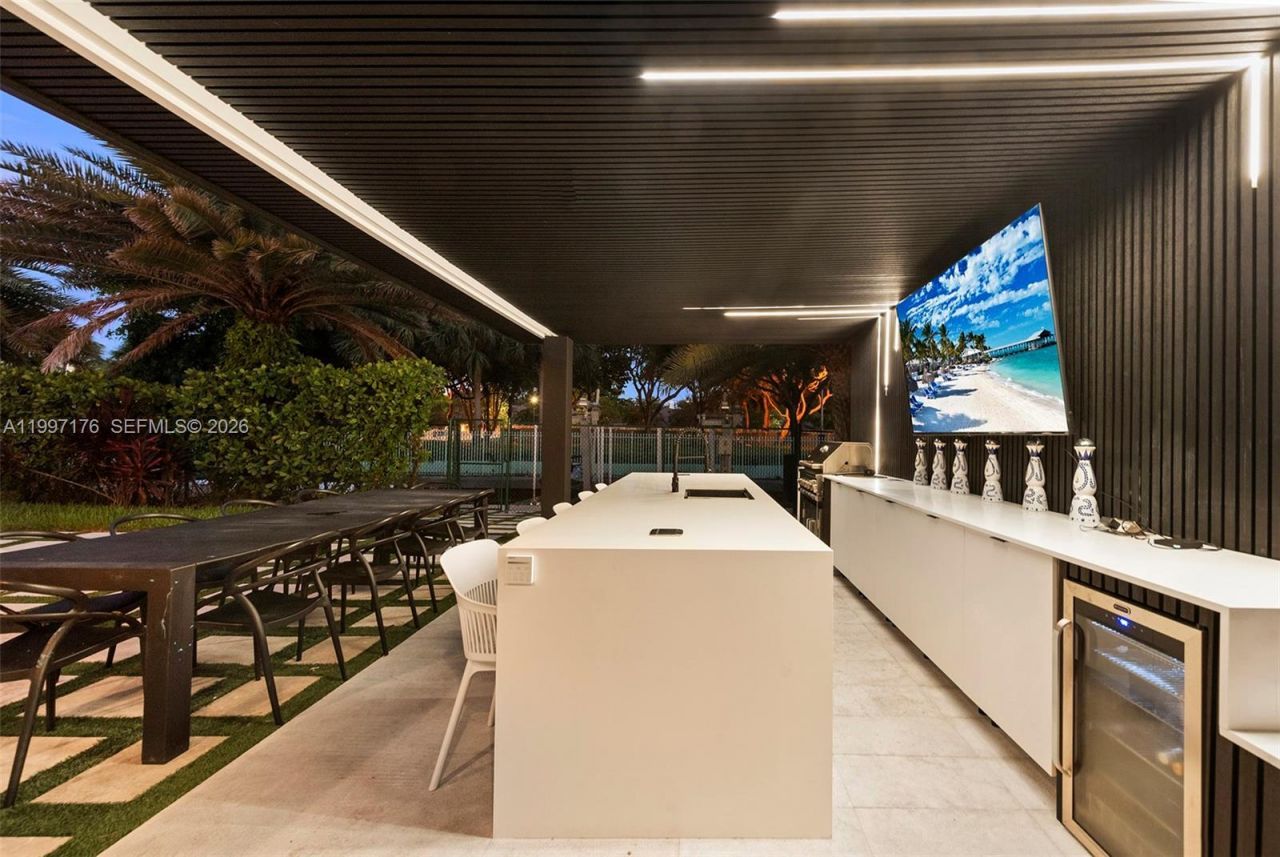 521 Holiday Dr, Hallandale Beach, FL 33009 Photo