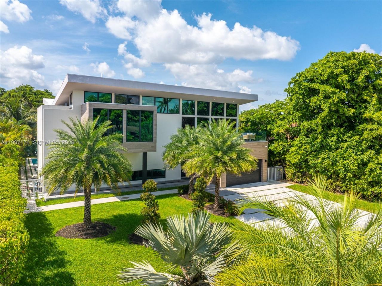 521 Holiday Dr, Hallandale Beach, FL 33009 Photo