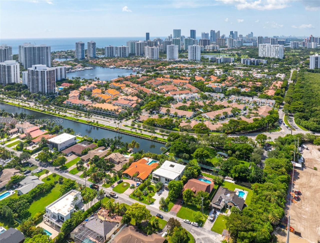 521 Holiday Dr, Hallandale Beach, FL 33009 Photo