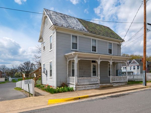 111 CENTER ST, EDINBURG, VA 22824