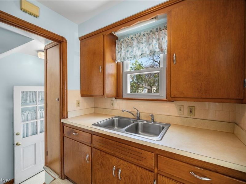 4912 Behrwald Avenue, Cleveland, OH 44144 Photo 8