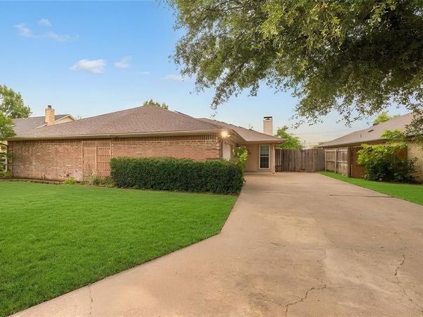 215 Mountainview Drive, Hurst, TX 76054