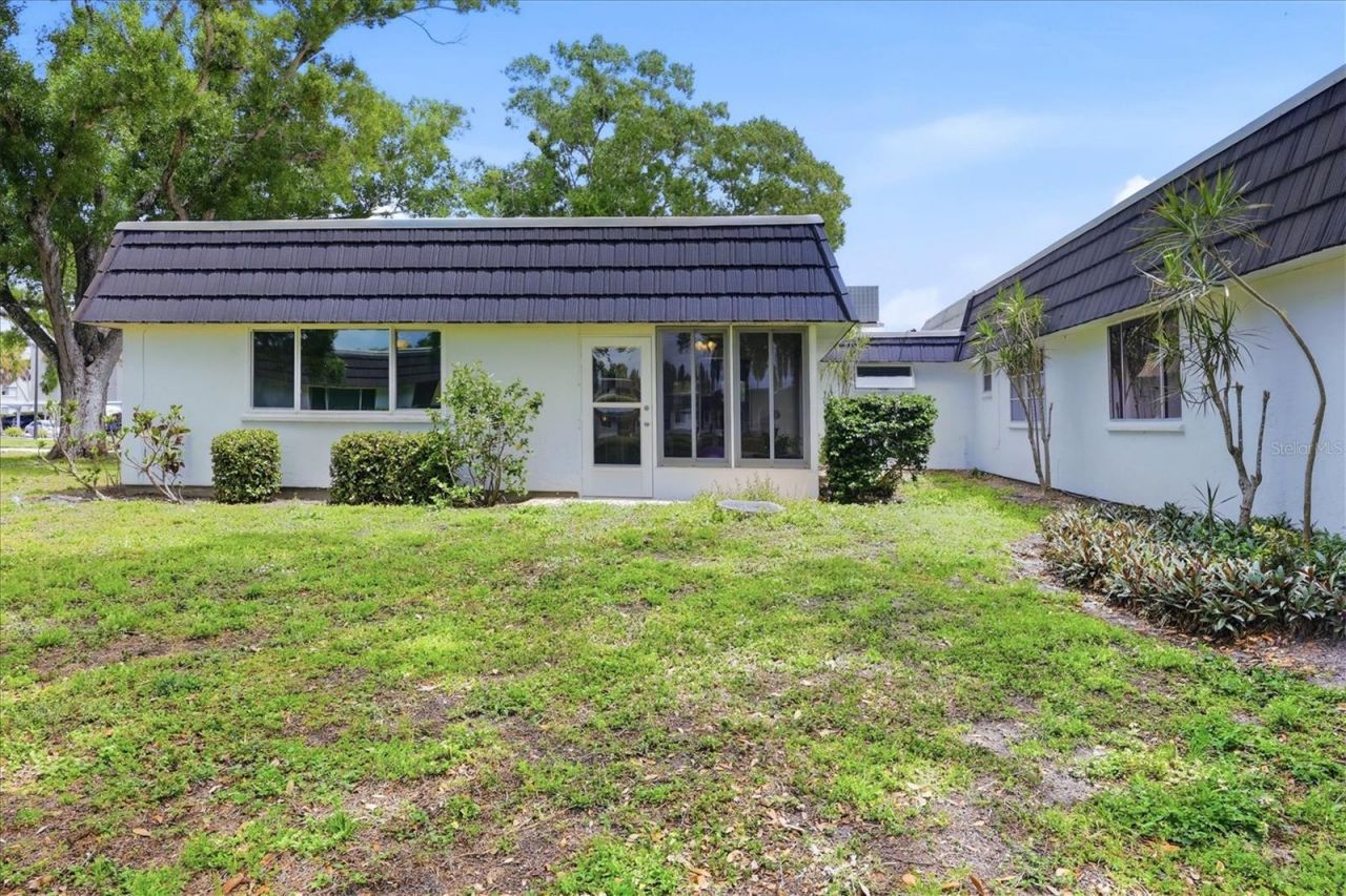 1333 Glen Oaks Drive E, Unit 135, Sarasota, FL 34232 Photo