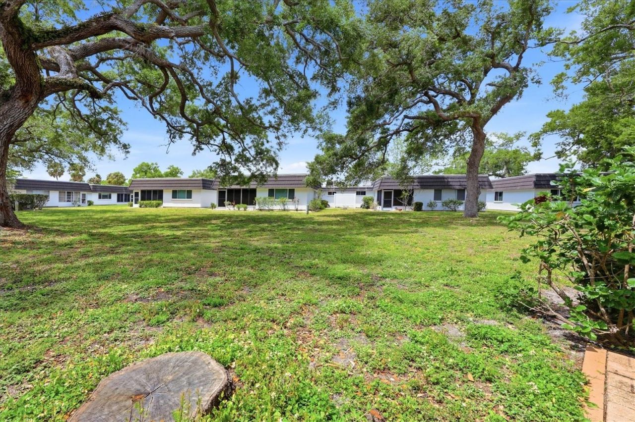 1333 Glen Oaks Drive E, Unit 135, Sarasota, FL 34232 Photo
