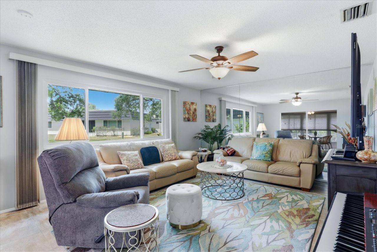 1333 Glen Oaks Drive E, Unit 135, Sarasota, FL 34232 Photo
