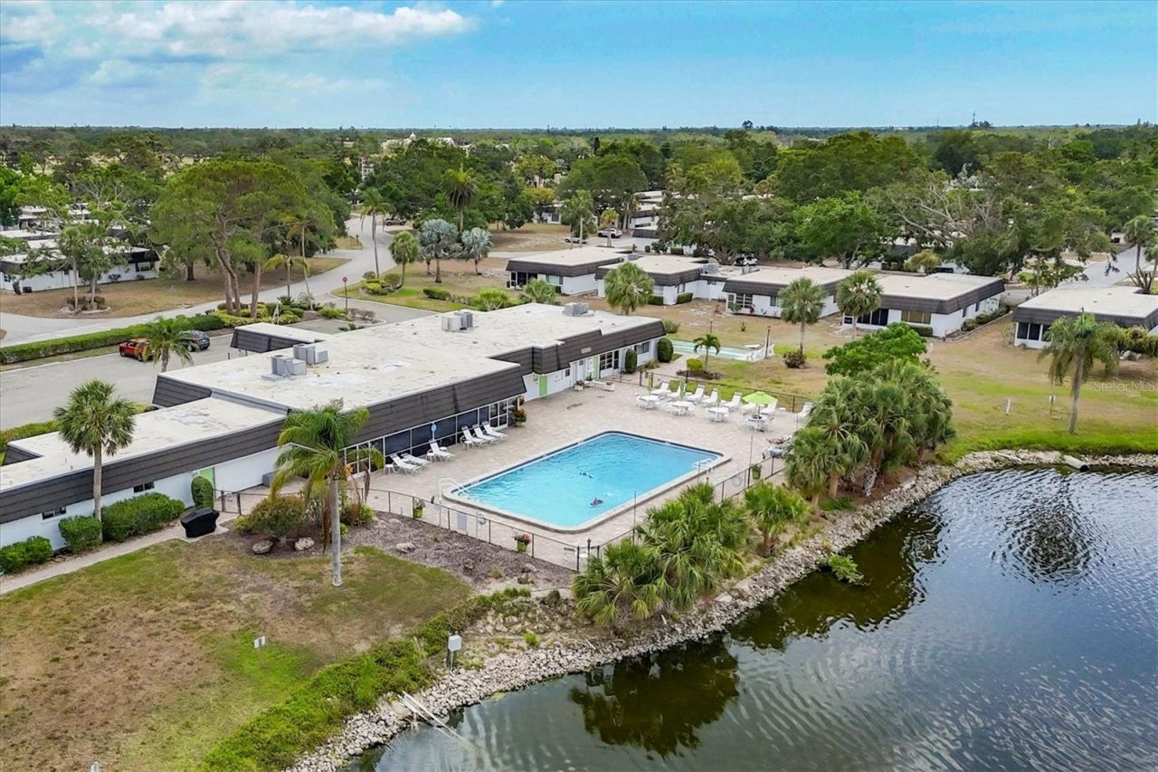 1333 Glen Oaks Drive E, Unit 135, Sarasota, FL 34232 Photo