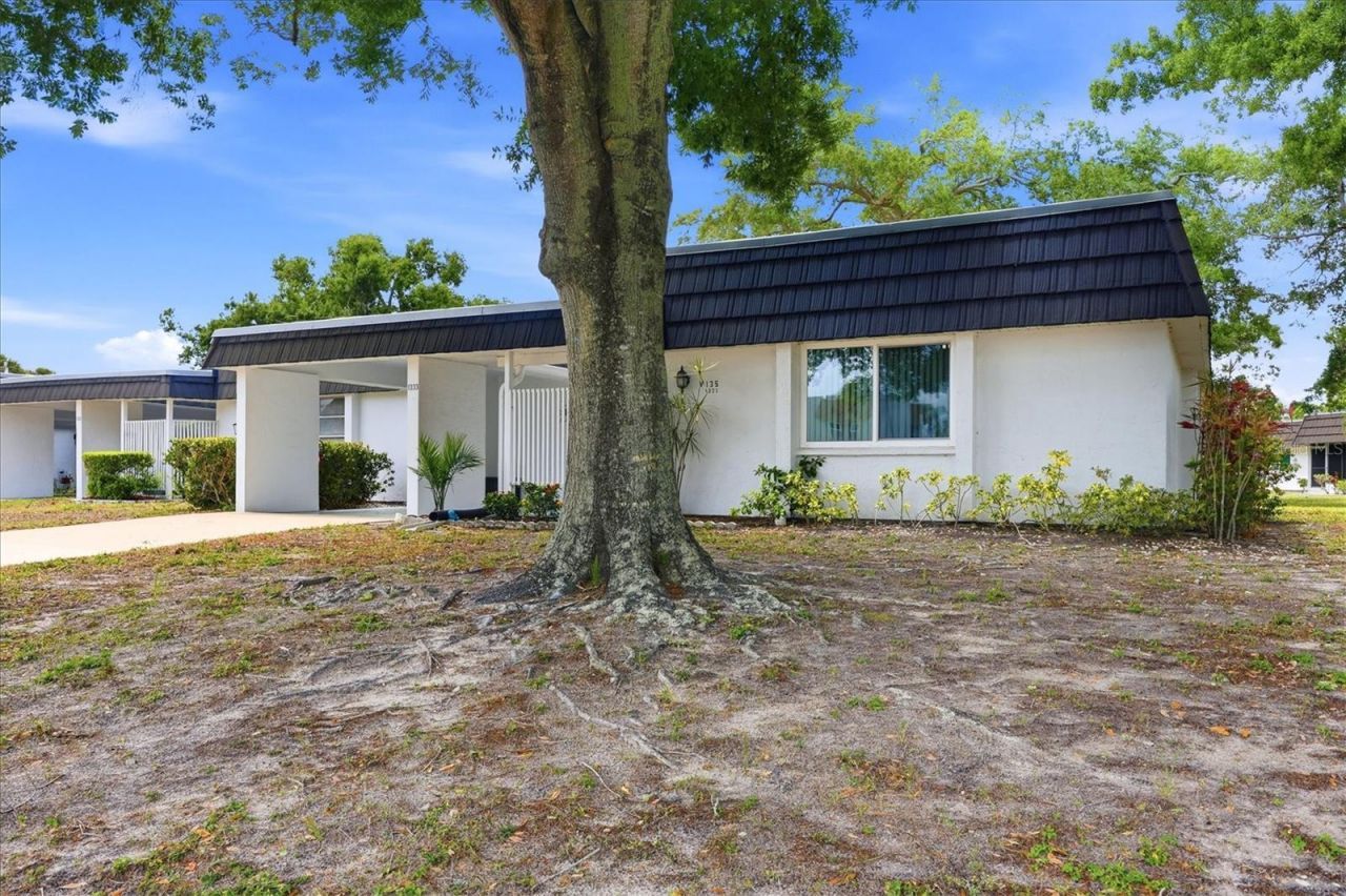 1333 Glen Oaks Drive E, Unit 135, Sarasota, FL 34232 Photo