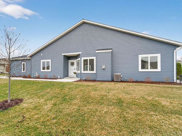 W206N16159 Stonebrook Dr, Jackson, WI 53037