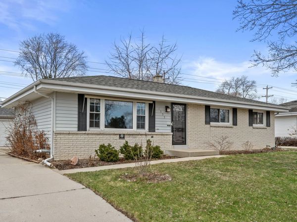 1553 Parknoll Ln, Port Washington, WI 53074