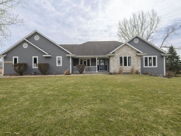 W231N7020 Homestead Ct, Sussex, WI 53089