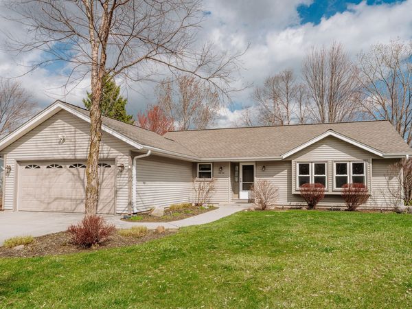 10500 S Jessica Dr, Oak Creek, WI 53154