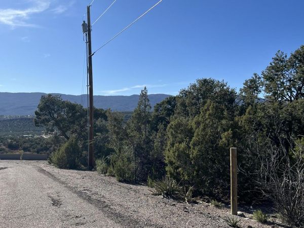 31 Camino Del Poniente , Tijeras, NM 87059
