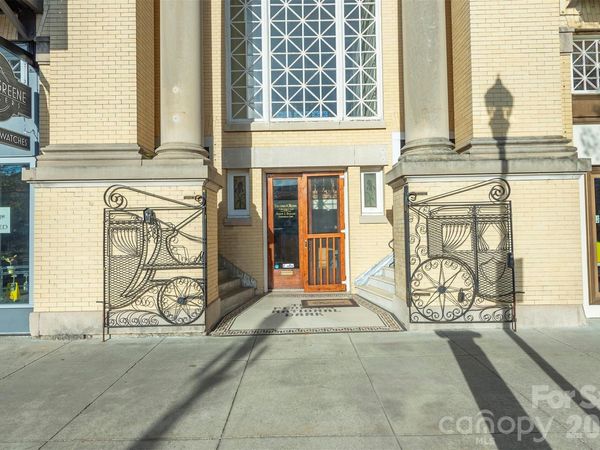 225 N Main Street, Hendersonville, NC 28792