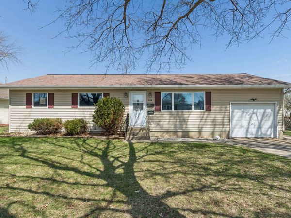 808 SE 5th Avenue, Dyersville, IA 52040